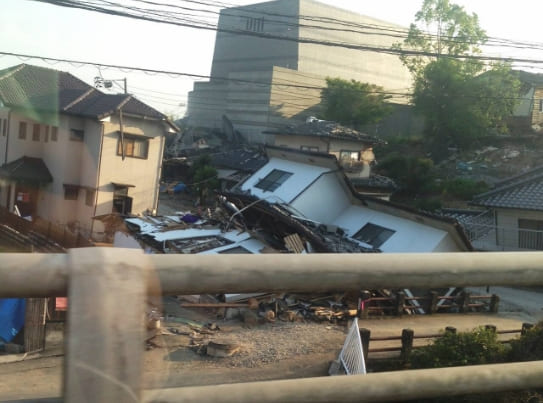 地震によって壊れた家の写真1