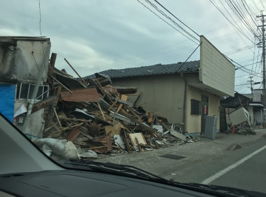 地震によって壊れた家の写真2